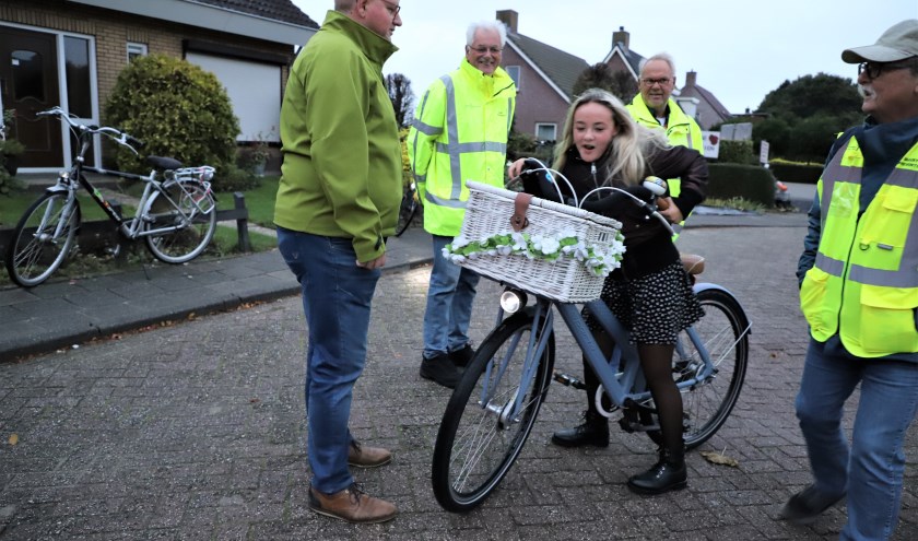 Controle fietslichtjes scholieren aan Halsterseweg.