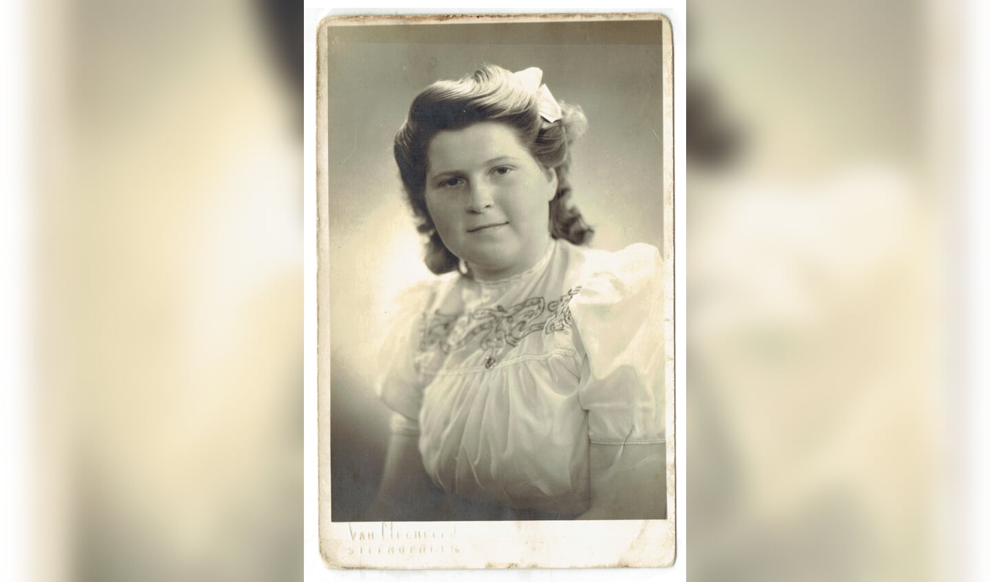  Dit is een oude foto van Koosje Meester, op 16 jarige leeftijd. Haar blouse was gemaakt van parachute stof. 