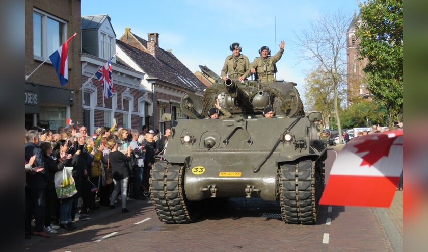 Bevrijdingscollone trekt door Halsteren.