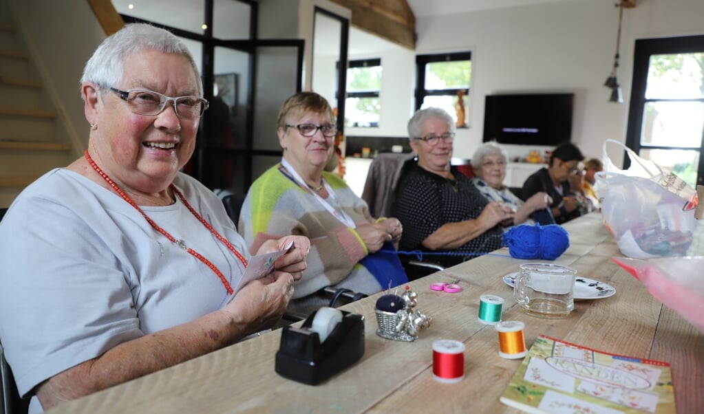 Dames van de handwerkclub van Zonnebloem afdeling Halsteren.