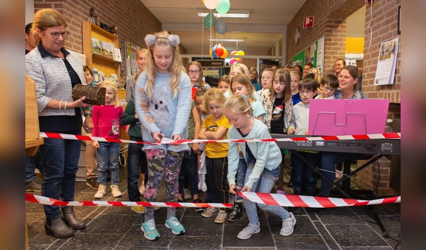 Twee linten werden er doorgeknipt en daarna namen de mini Krekels en het Krekelkoor vol enthousiasme het aanwezige publiek mee op hun muzikale reis waarmee de Kinderboekenweek in de bibliotheek van Huijbergen officieel was geopend.