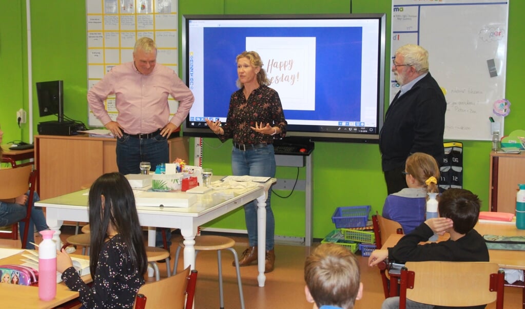 Presentatie van de lesbrief over de tweede Wereldoorlog op basisschool De Springplank. (Foto: Janus van der Zande).  