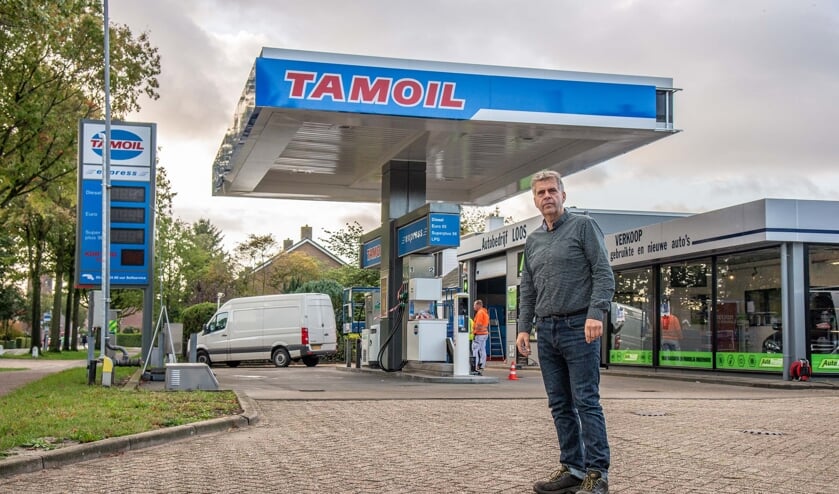 Peter Loos voor het tankstation aan de Bergsebaan waar daags voor de heropening nog aan werd gewerkt.
