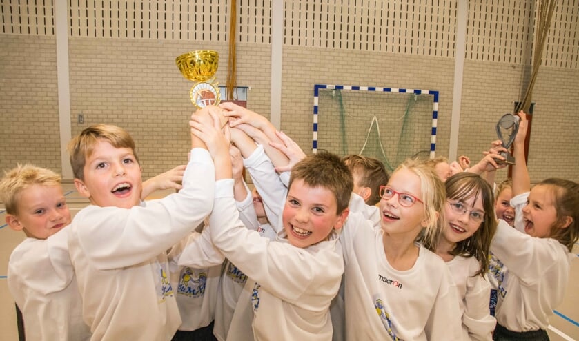 Ste. Marie domineert het schoolbasketbaltoernooi, groep 5 is uitzinnig!
