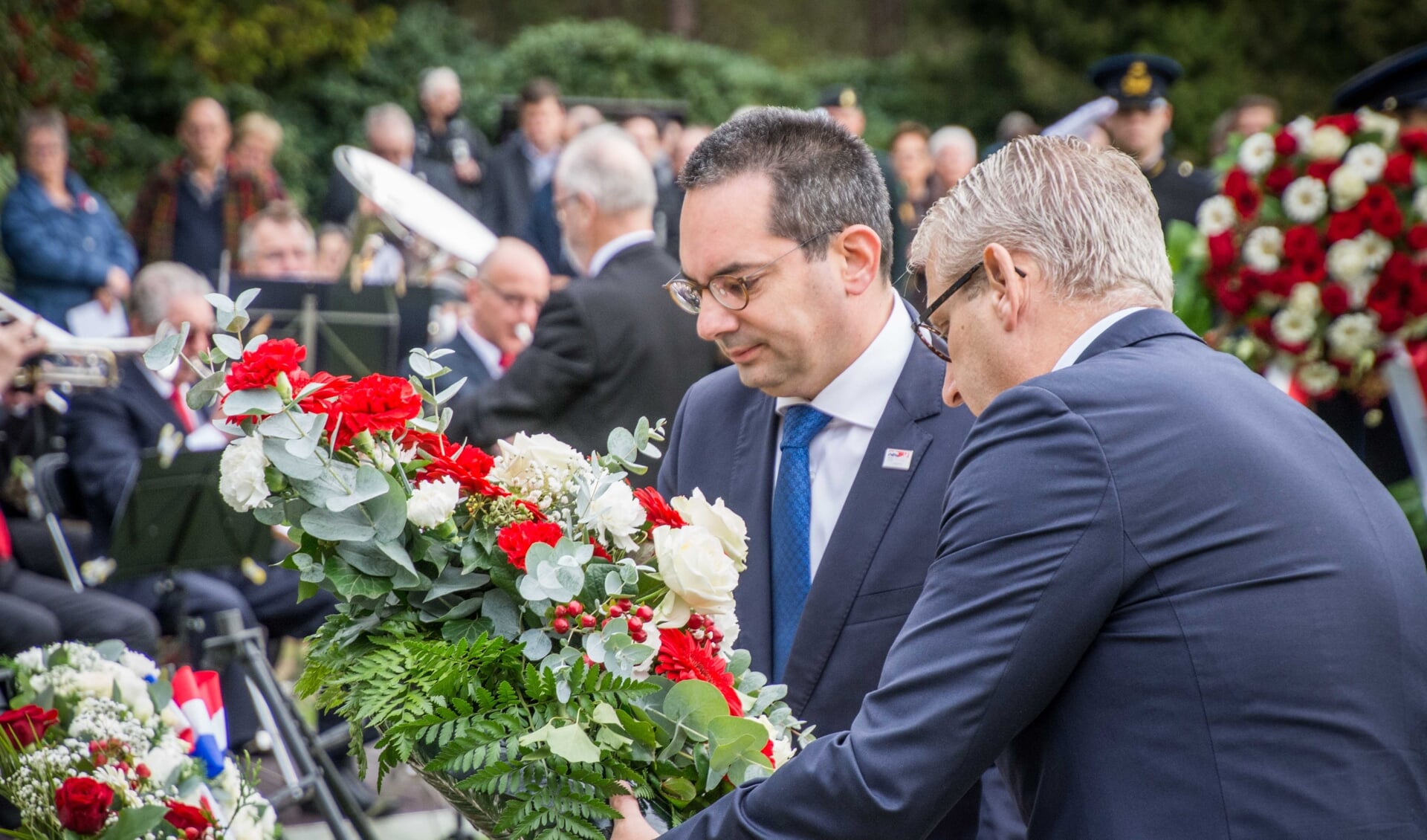 Burgemeester Adriaansen en zijn Steenbergse collega Van den Belt leggen een krans.