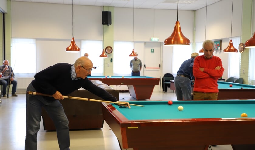 Bij een partijtje biljarten in ontmoetingscentrum de Wittenhorst komt heel wat kijken vanwege corona-maatregelen.