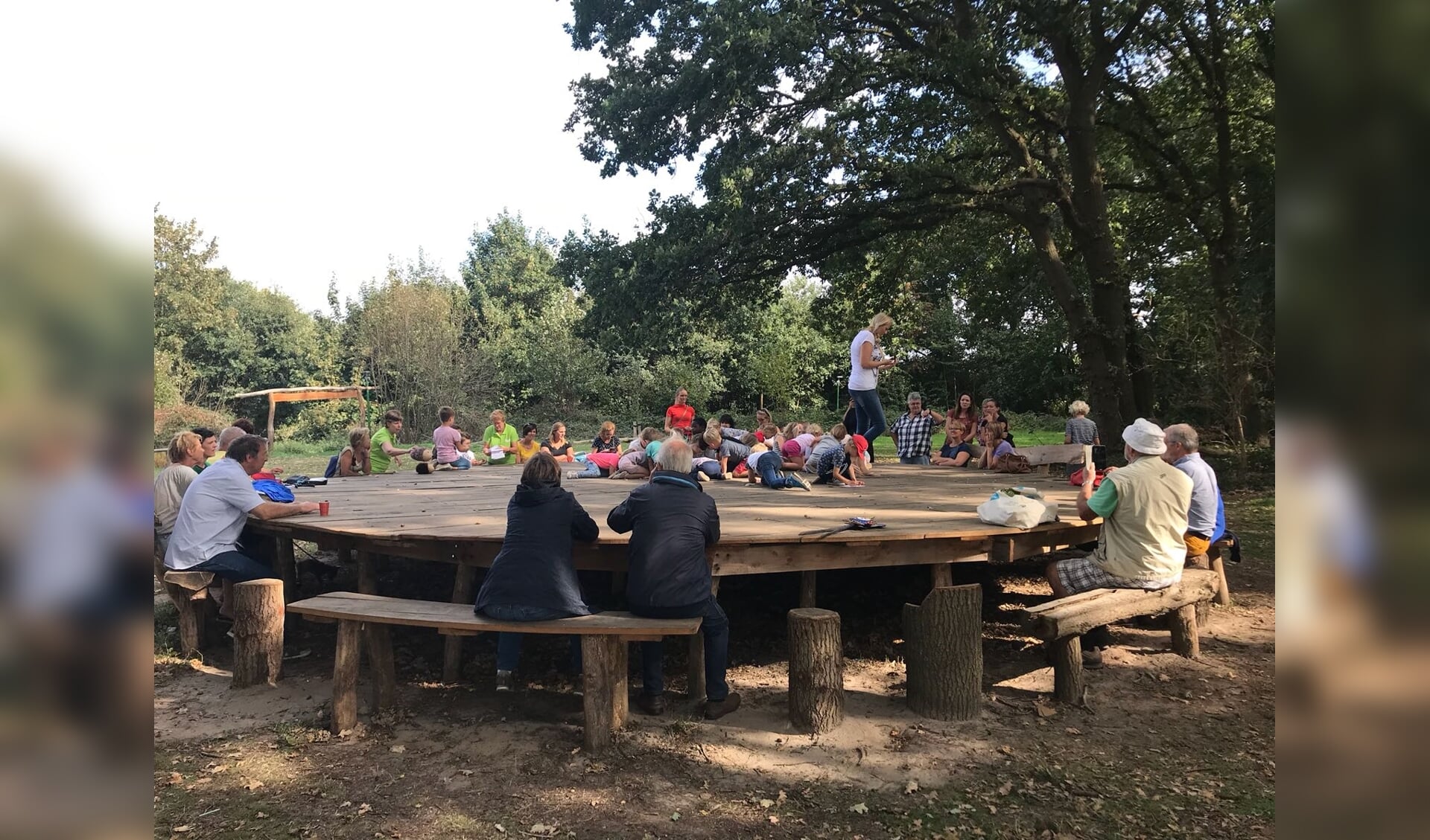 De grote picknicktafel in het Klauterwoud bij de Kraaijenberg