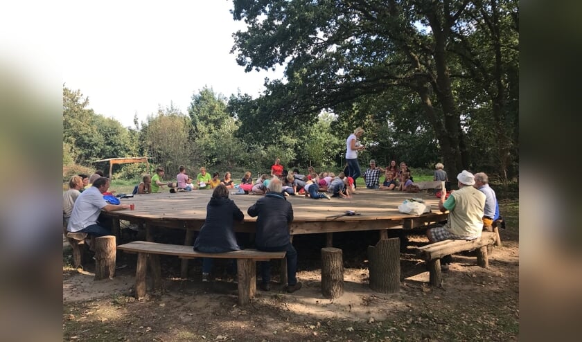 De grote picknicktafel in het Klauterwoud bij de Kraaijenberg