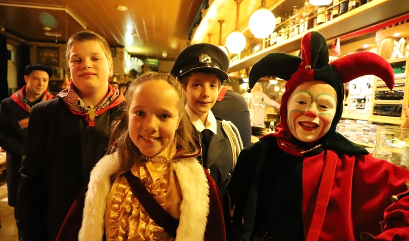 Het jeugdgevolg van Stichting Straotse Karnaval.