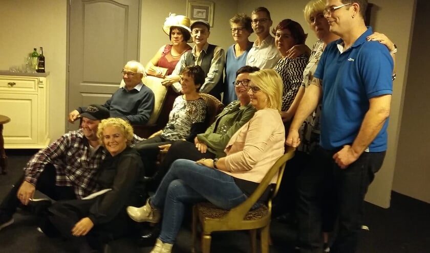 VIP gasten met de cast van Ons Kent Ons bij een eerdere voorstelling.