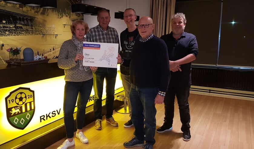 Bestuur ontvangt cheque van Rabo Clubsupport actie