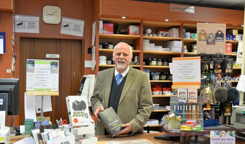 Joost Vermeulen nog even op zijn vertrouwde plek achter de toonbank in de boekhandel.