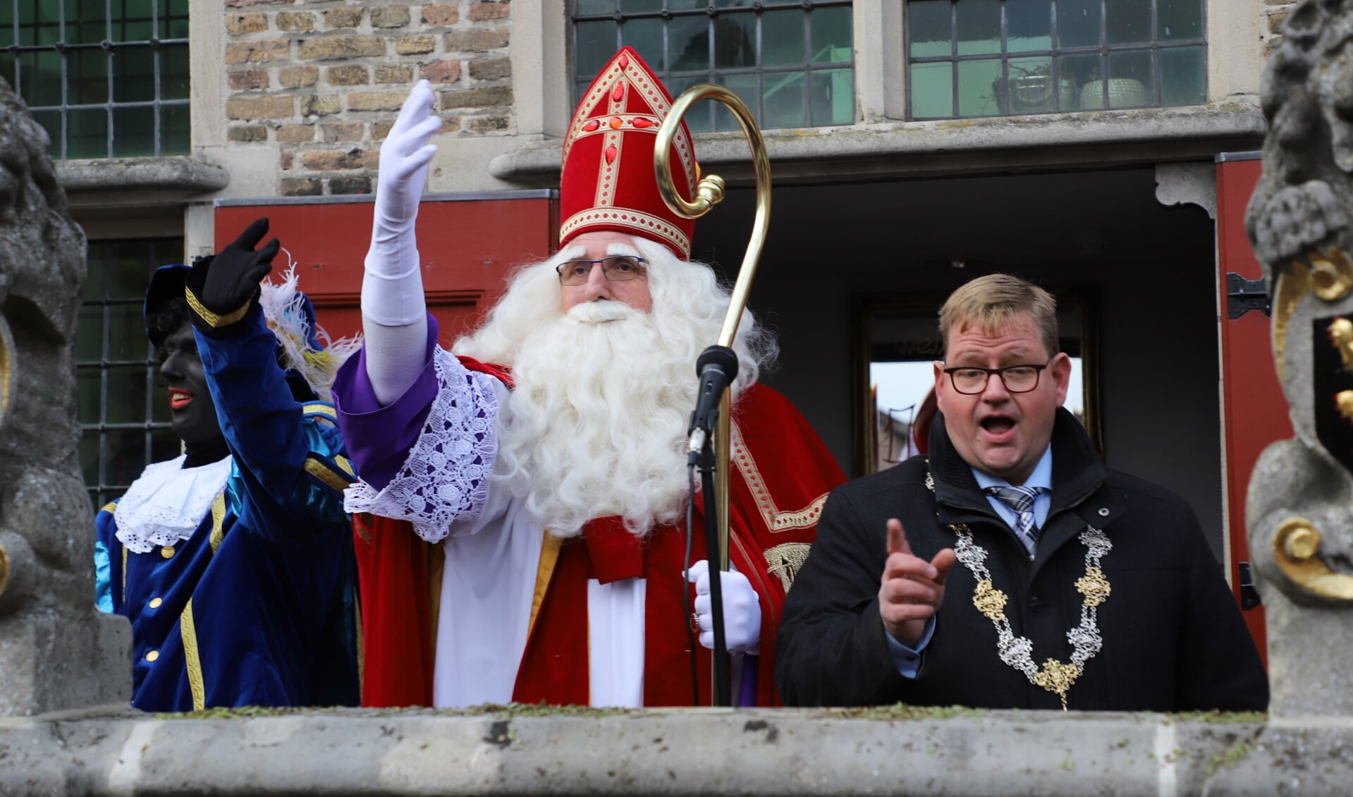 Sinterklaas ontving een warm onthaal op het bordes van het oude raadhuis in Halsteren.