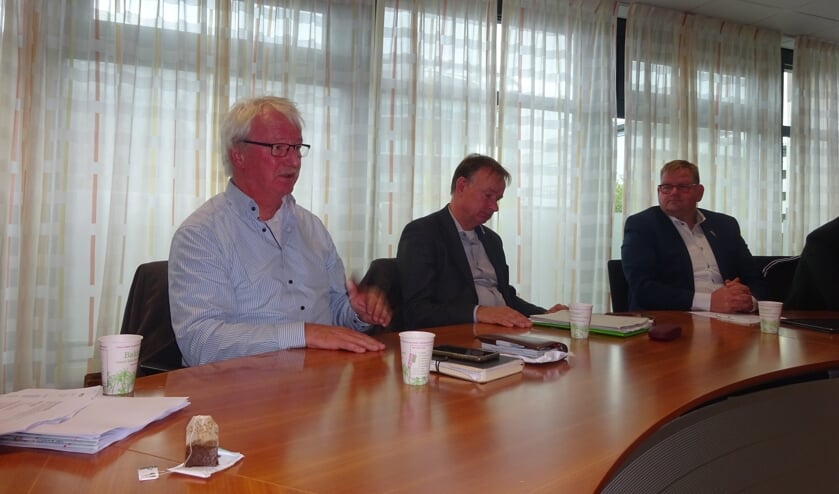 Cees Doeser (Arriva), Frans Gommers (Provincie) en Patrick van der Velden (wethouder) onlangs bij een overleg over de busdiensten. Die waren intussen aangepast en rijden vanwege corona momenteel minder.