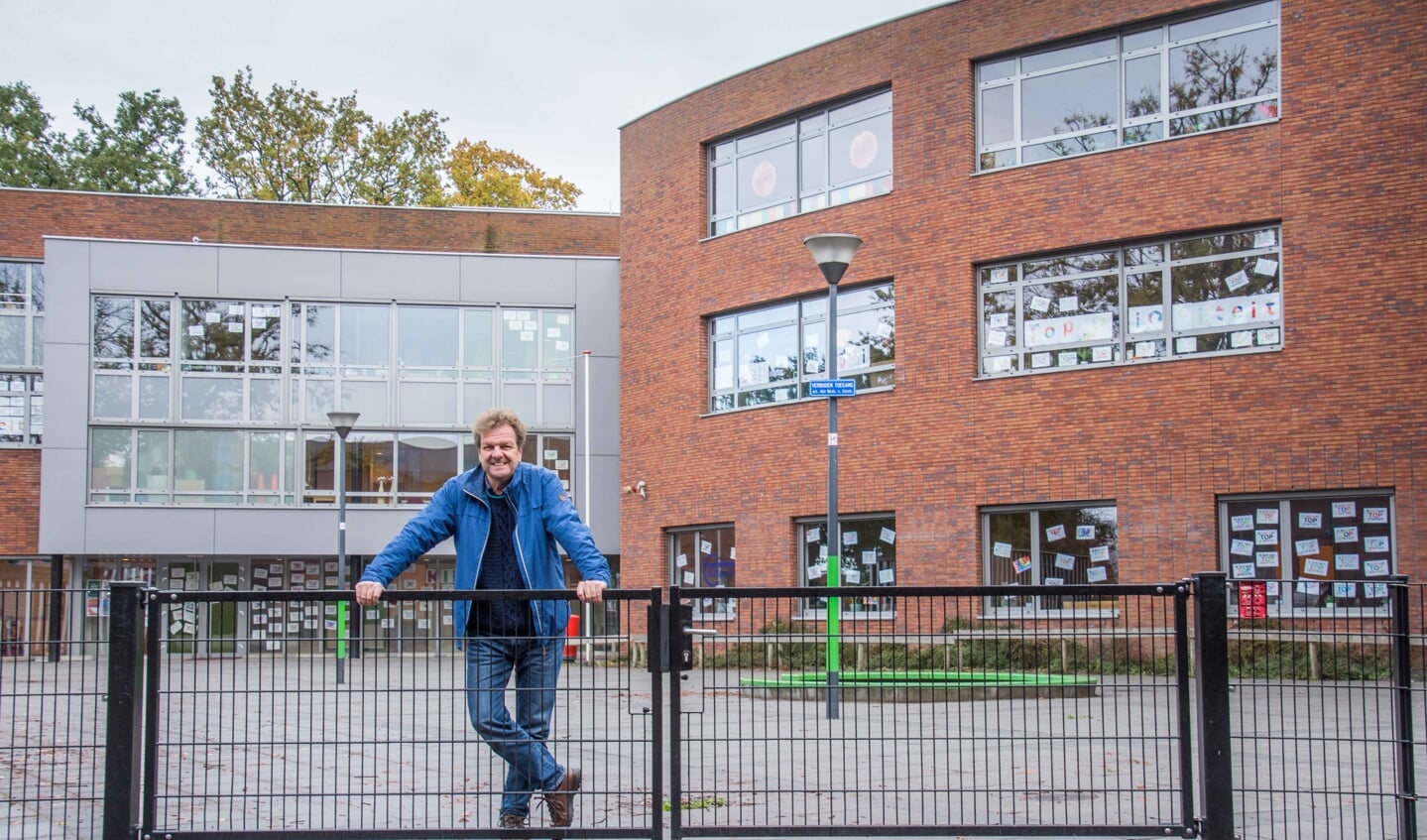 Directeur Ab de Laater op het lege schoolplein tijdens de lerarenstaking.