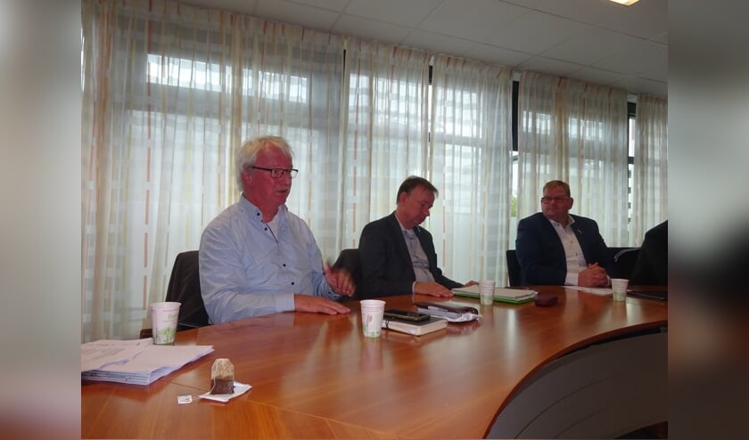 Cees Doeser (Arriva), Frans Gommers (Provincie) en Patrick van der Velden (wethouder).