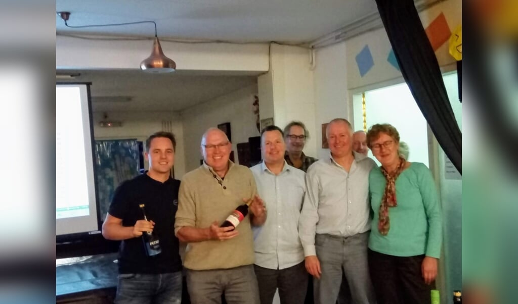 Het winnende team De Handwijzer bij de derde Nostalgiequiz van SKW Lepelstraat.