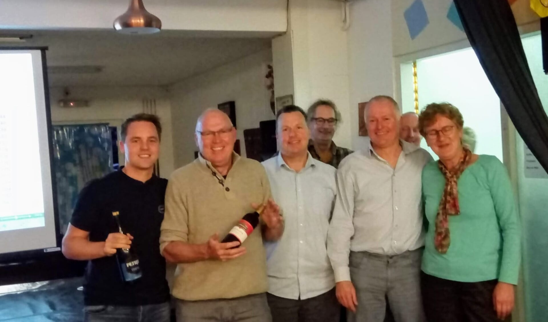 Het winnende team De Handwijzer bij de derde Nostalgiequiz van SKW Lepelstraat.