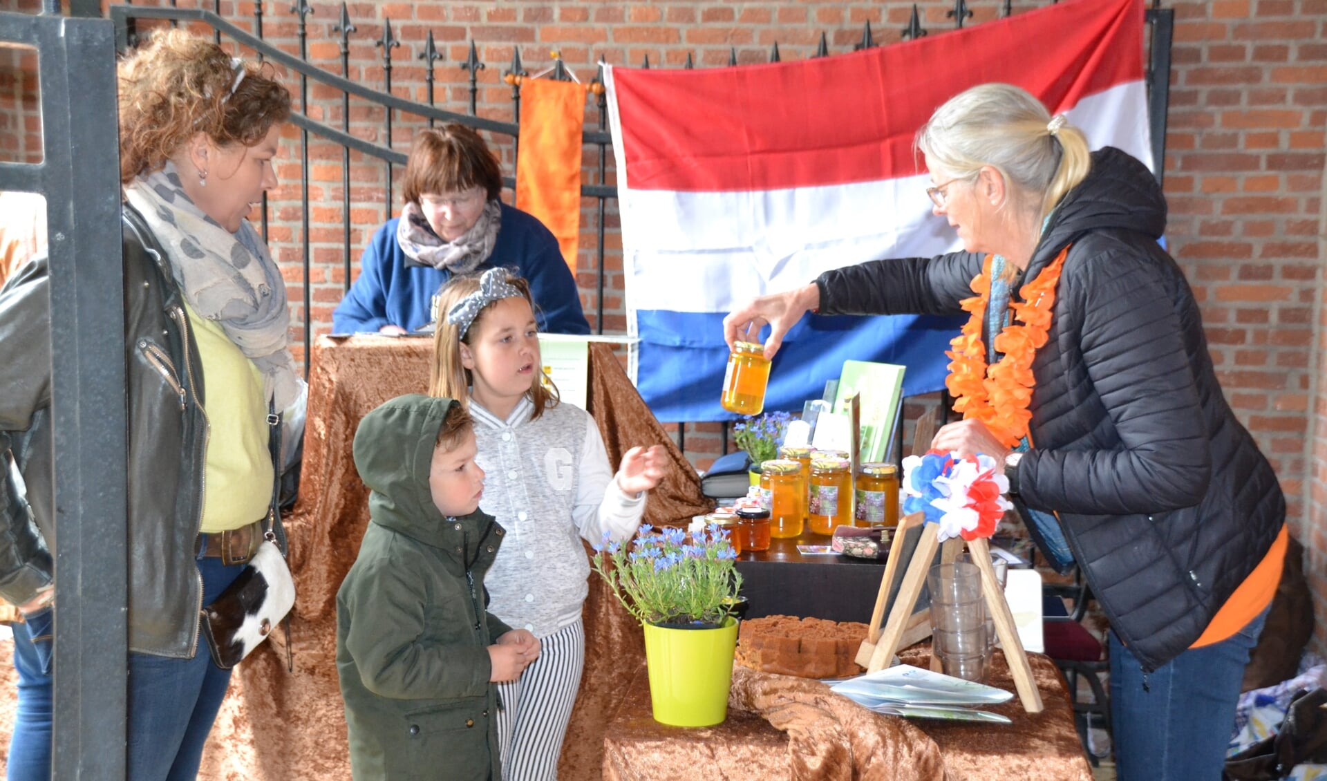 Een van de overgebleven activiteiten op Koningsdag dit jaar was een stand van imkers. 