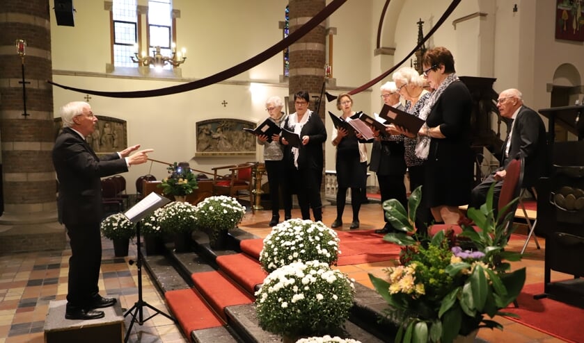 Koor Pius X uit Tholen met dirigent Martien van Gaans.