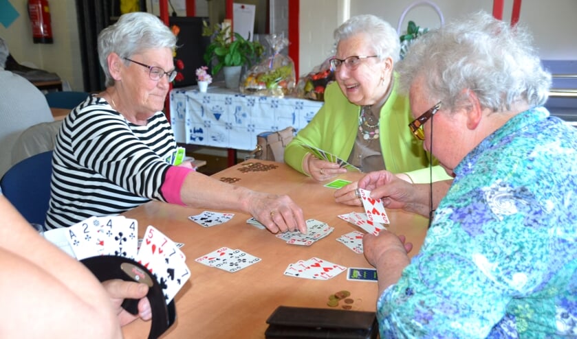 Gezellig kaarten in 't Weike.