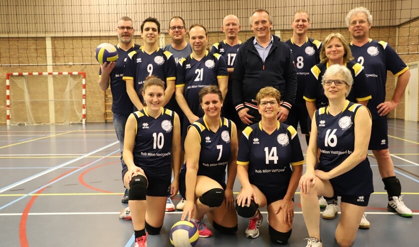 Olympus'69 volleybalteam is in nieuw tenue gestoken door Rob Mion Vastgoed BV.