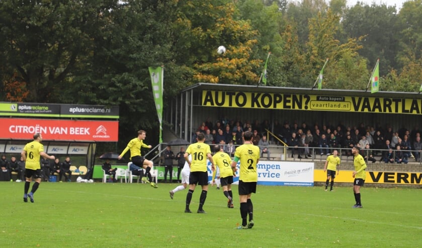 <p>Rksv Halsteren thuis in actie op Sportpark De Beek.</p>