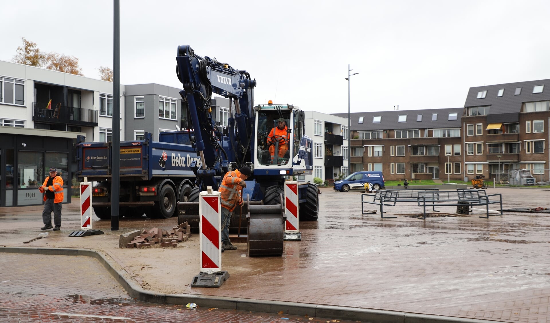 Midden op plein Vogelenzang zijn voorzieningen getroffen om een grote kerstboom te plaatsen; langs de Dorpsstraat is de laad/los strook vergroot.  