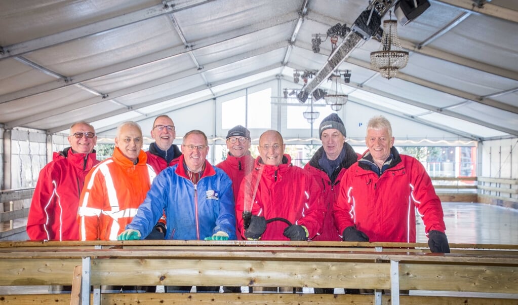 De ijsmeesters zijn klaar voor vier weken ijsplezier op de ijsbaan in Hoogerheide.