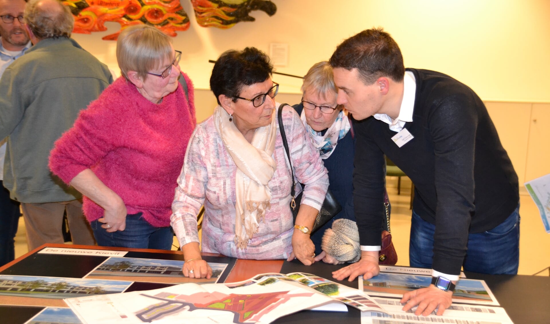 Op een druk bezochte informatieavond in de Wittenhorst worden veel vragen over Project Vogelenzang beantwoord.