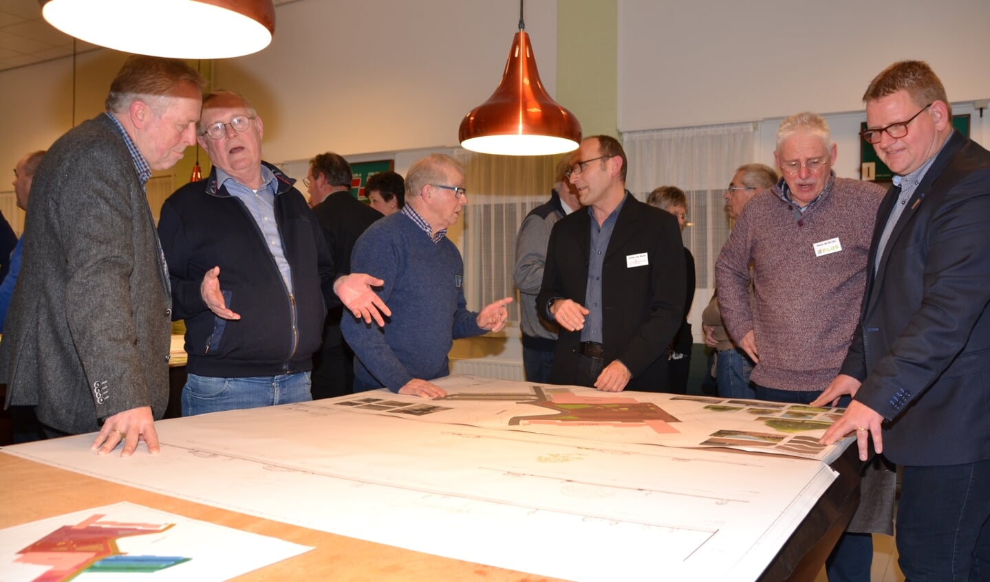 Op een druk bezochte informatieavond in de Wittenhorst worden veel vragen over Project Vogelenzang beantwoord.
