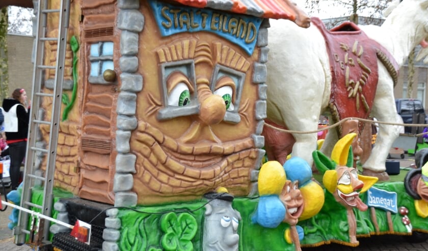 <p>Geen optocht met carnaval.</p>
