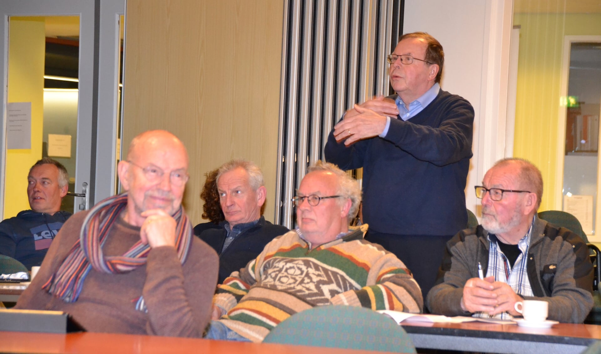 Vanuit aanwezigen bij de vergadering van Dorpsraad Halsteren werden kritische vragen gesteld over windmolens. 