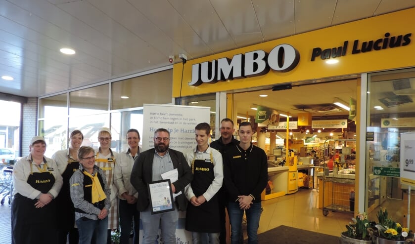 Paul Lucius ontvangt samen met zijn team als eerste in de gemeente Woensdrecht het certificaat 'dementievriendelijk'.