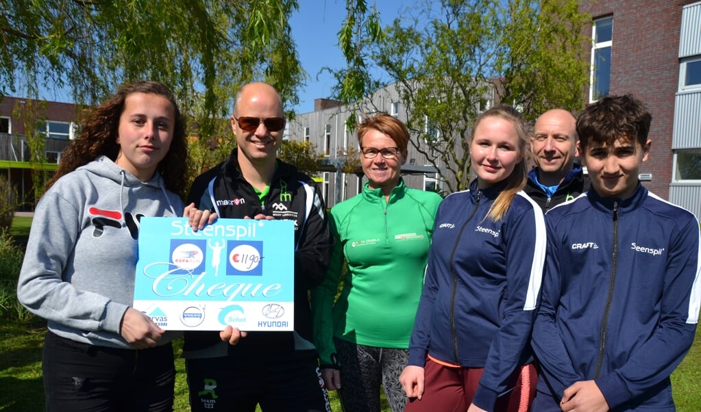 Uitreiking van de cheque door leerlingen van Steenspil aan leden van Roparunteam De Brabantse Wal.