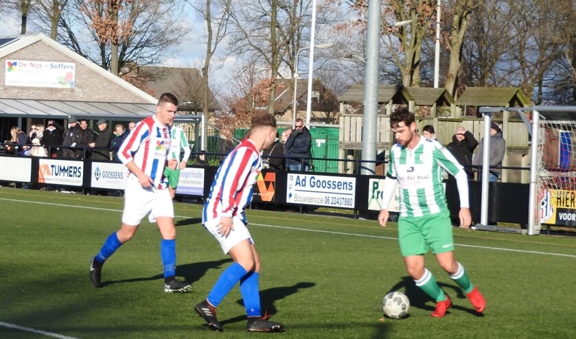 <p>ODIO-aan Mitchell Elenbaas maakt het twee METO-verdedigers lastig.</p>