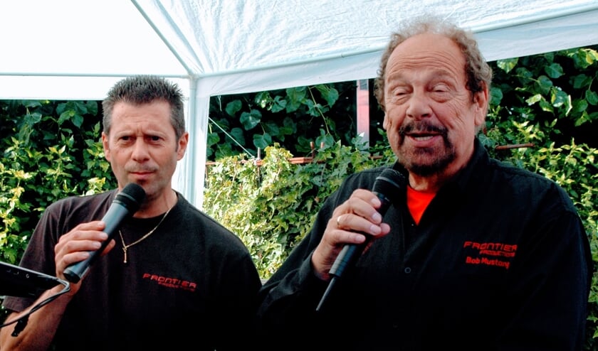 Rechts Bob Mustang.