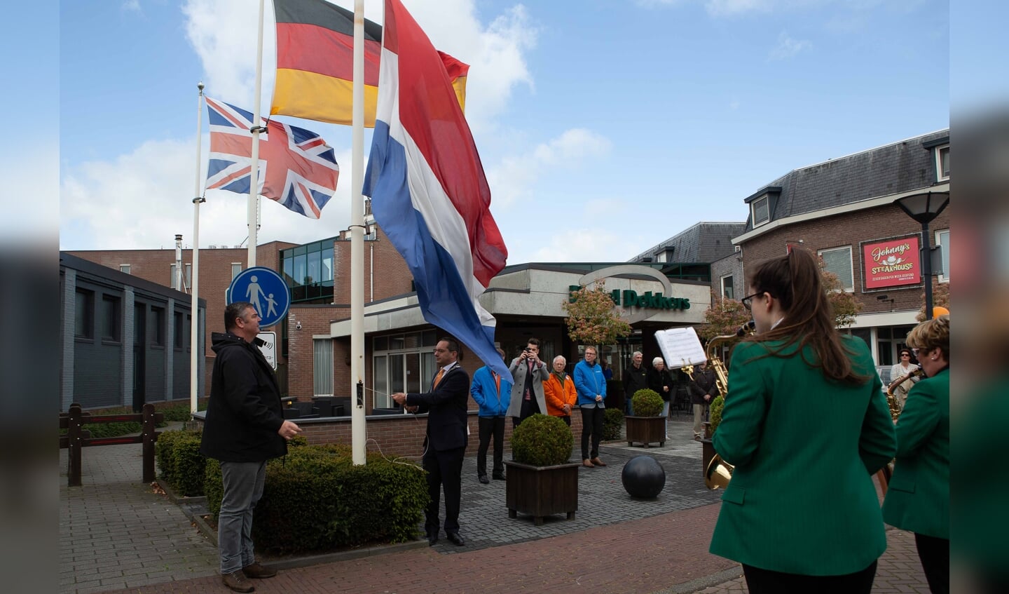Hijsen van de vlag in Ossendrecht
