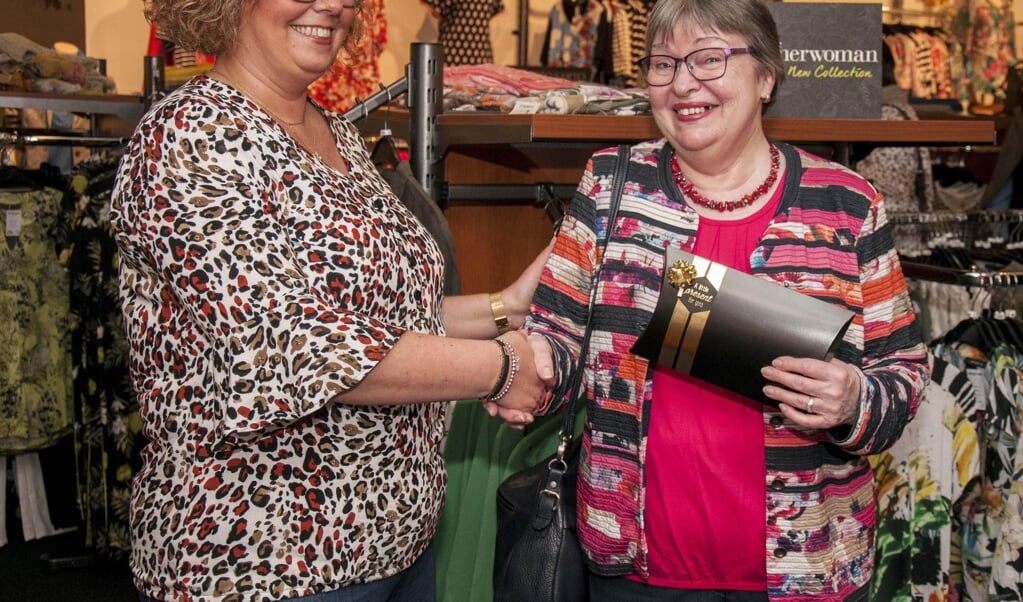 Mevrouw van Geel uit Hoogerheide ontvangt de hoofdprijs, een fashioncheque van €500 uit handen van eigenaresse Anita Sebrechts.