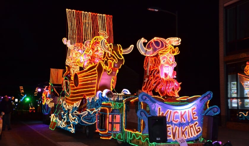 <p>Fraai verlichte wagen in de lichtstoet te Putte.</p>