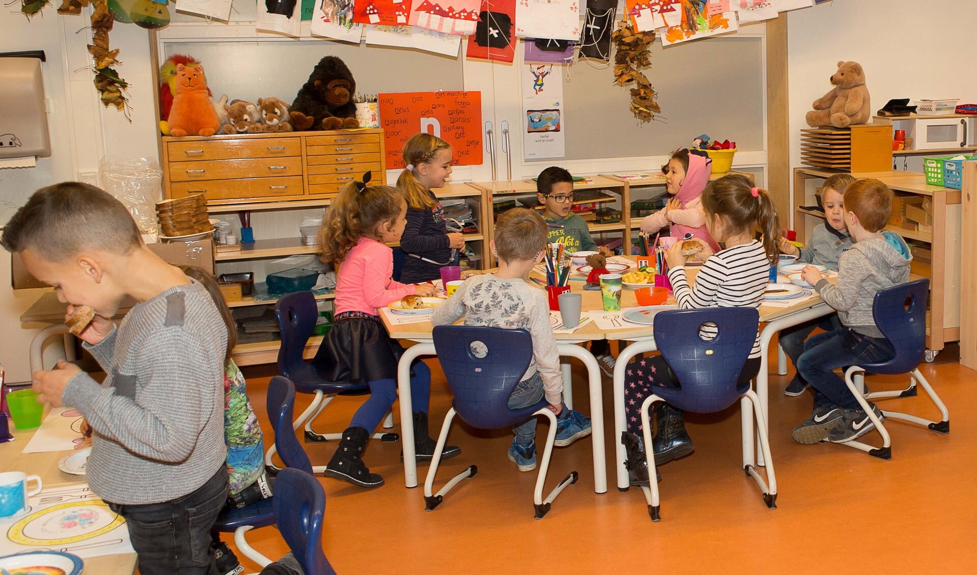 Kinderen genieten op de basisschool van een gezond Koningsontbijt.