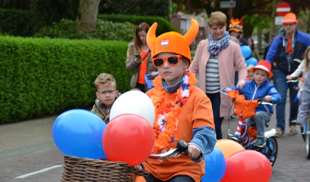 Een kleurrijke versierde fietsen stoet trekt weer naar Landgoed de Beek.