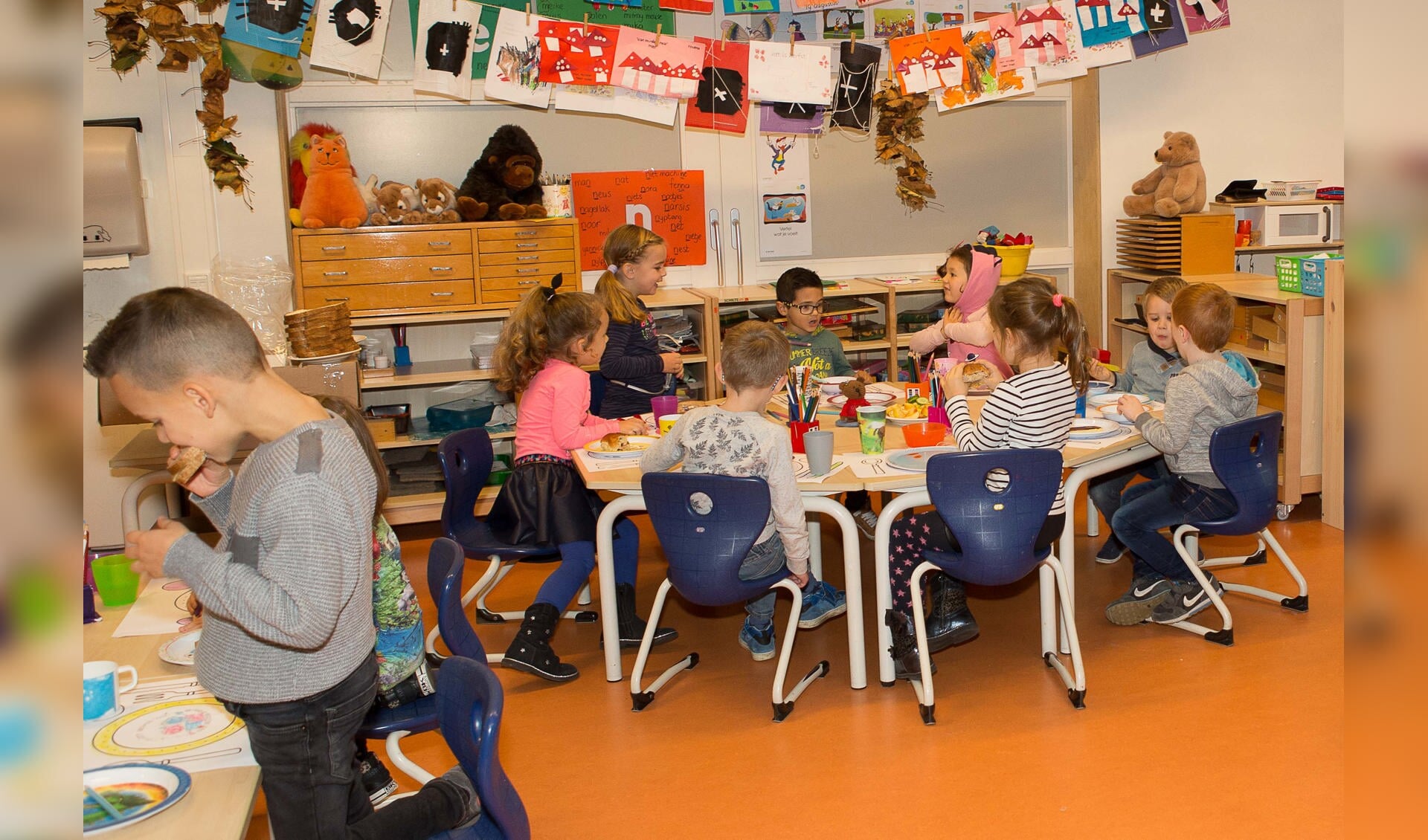 Kinderen genieten op de basisschool van een gezond Koningsontbijt.