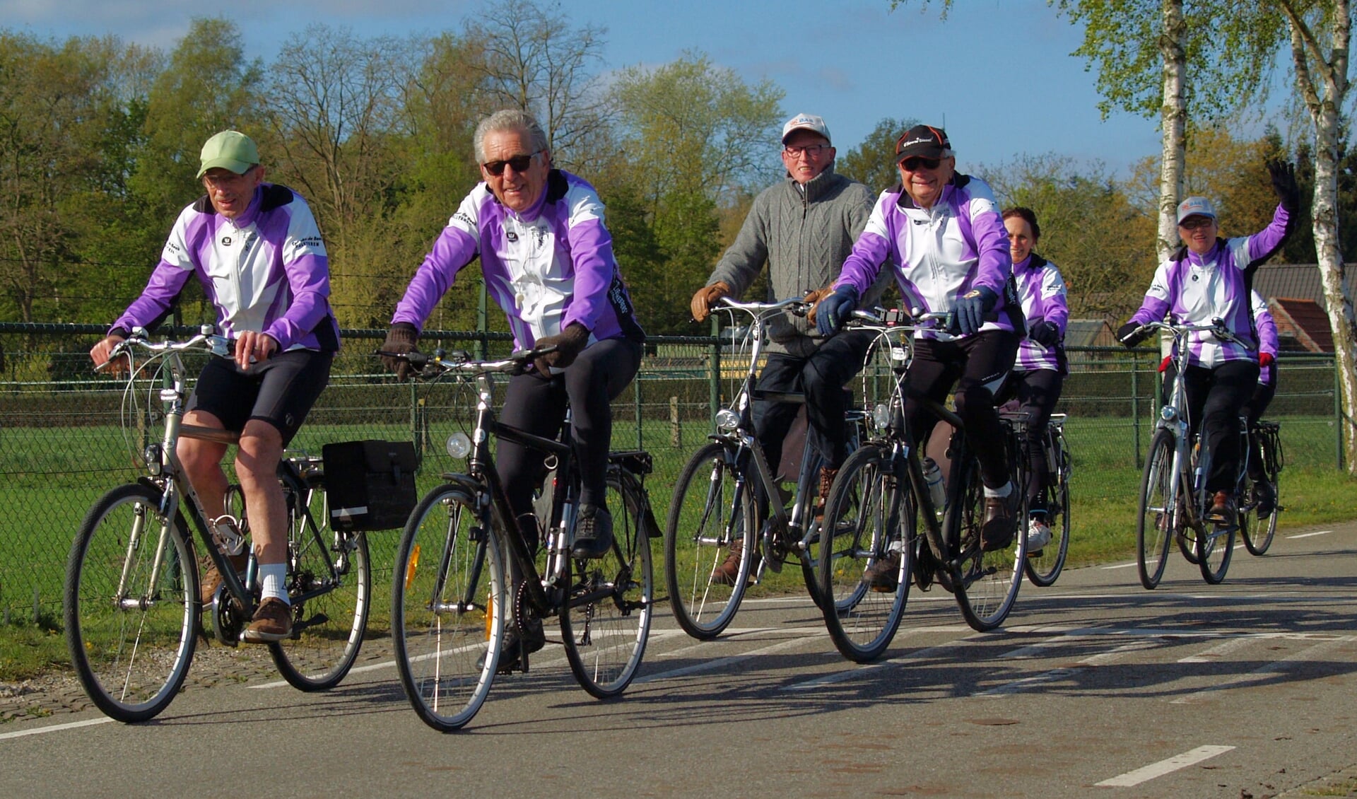 Leden van fietsclub de Liefhebbers onderweg.