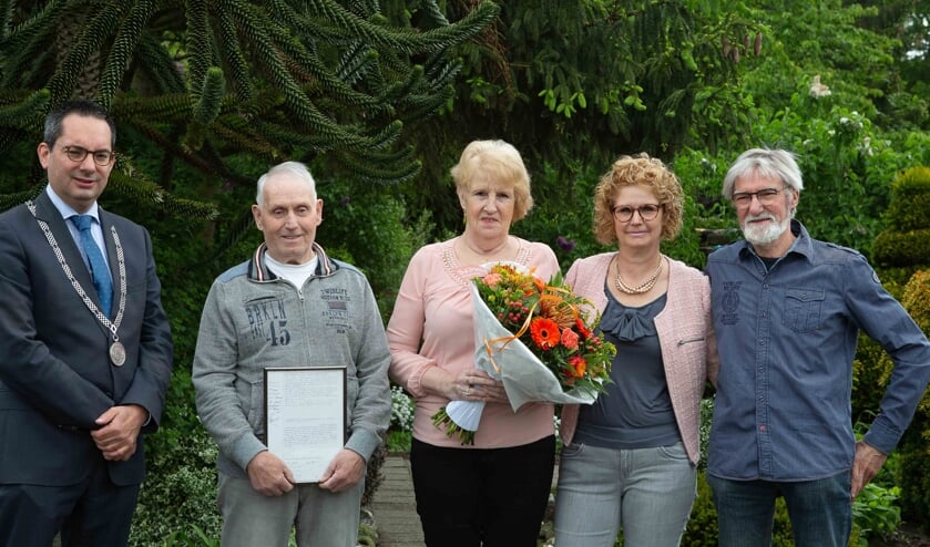 Het diamanten bruidspaar samen met burgemeester Steven Adriaansen, hun dochter Lisette en schoonzoon John.