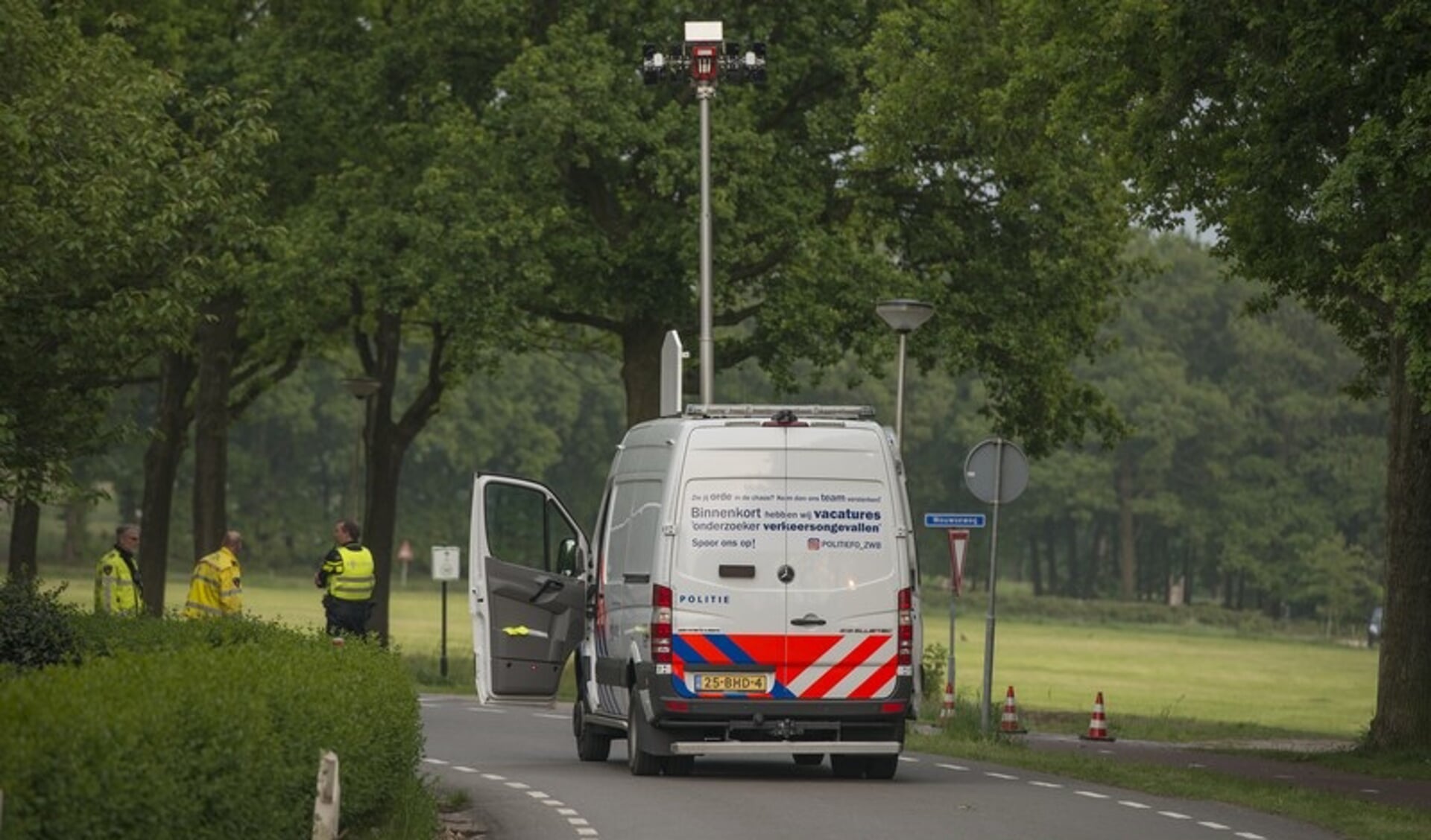Op de T-splitsing Schansbaan-Wouwseweg is zaterdagavond een 23-jarige motorrijder uit Halsteren verongelukt. De verkeersongevallenanalyse (VOA) van de politie is ter plaatse gekomen om de exacte toedracht van het ongeval vast te stellen.