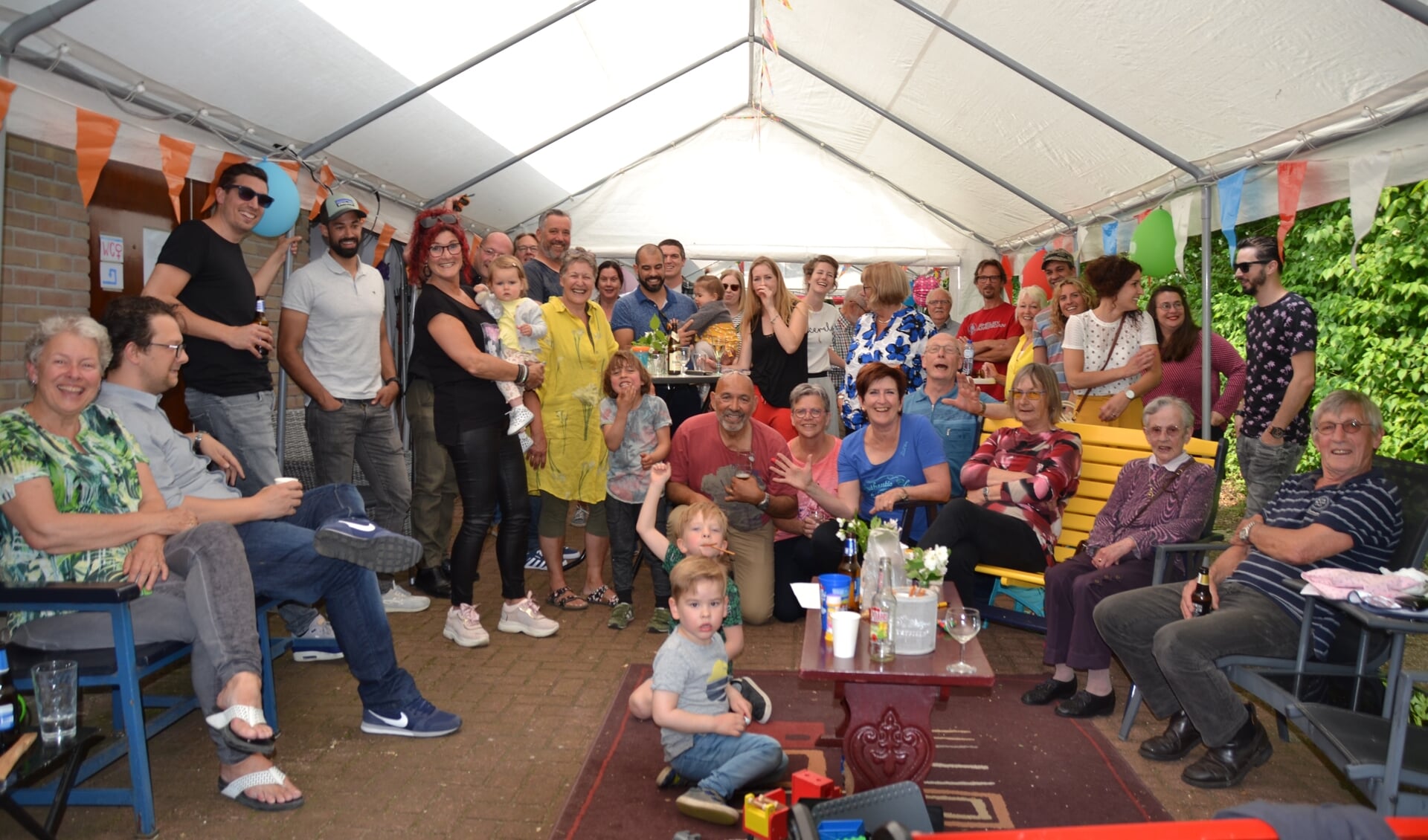 Bewoners van de twaalf huizen aan de honderdjarige Loolaan bijeen tijdens een gezellige feestmiddag.