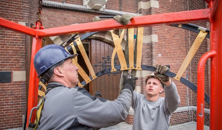 Voorzichtig wordt het uurwerk losgemaakt en neergelegd.