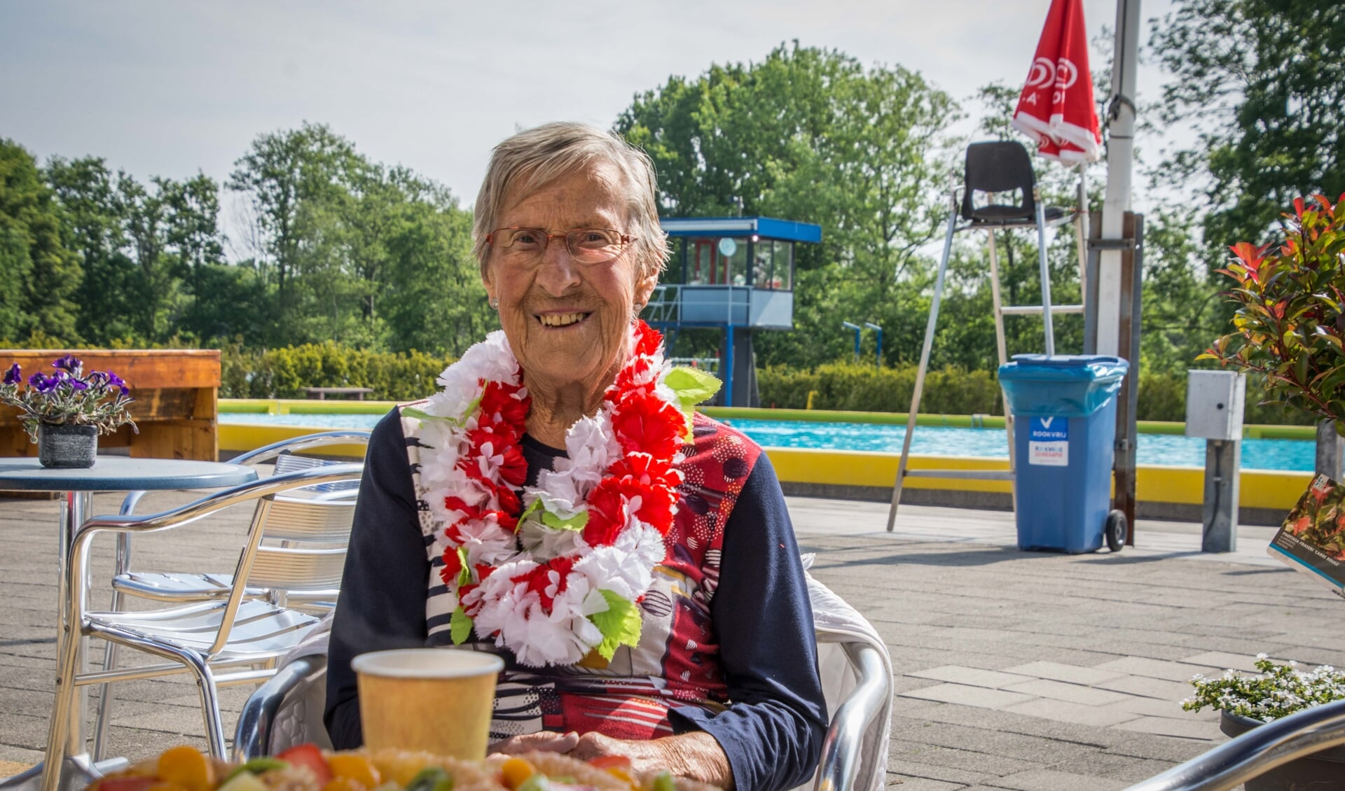 De 90-jarige Klazien Verbeek zwemt al 40 jaar, en gaat nog even door.