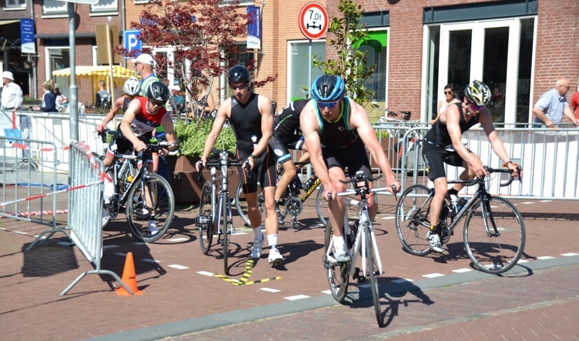 Op het Ouwe Raedthuysplein wordt gewisseld van lopen naar fietsen.